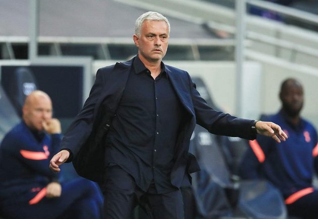 Trenér fotbalistů Tottenhamu José Mourinho nebyl spokojený s výkonem svých svěřenců, výhrady měl i k rozhodčím.