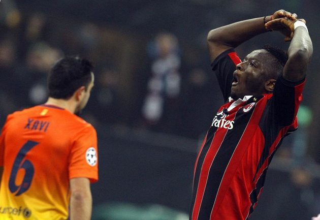 Sulley Muntari z AC Milán se raduje z gólu. Vlevo smutně odchází barcelonský Xavi.