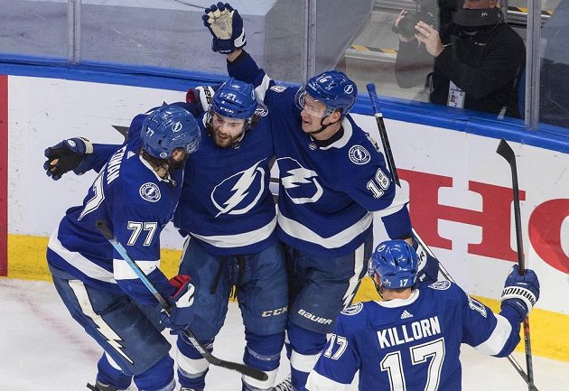 Radující se hráči Tampy Bay Victor Hedman (77), Brayden Point (21), Ondřej Palát (18) a Alex Killorn (17)