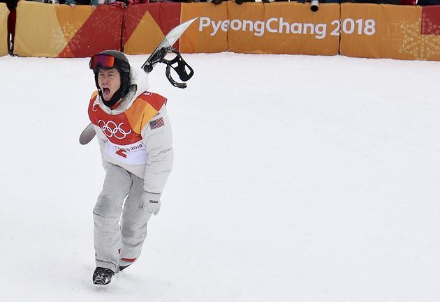 Zlatá euforie. Poslední finálovou jízdou rozhodl americký snowboardista Shaun White o svém triumfu v U-rampě a slaví třetí olympijské zlato.