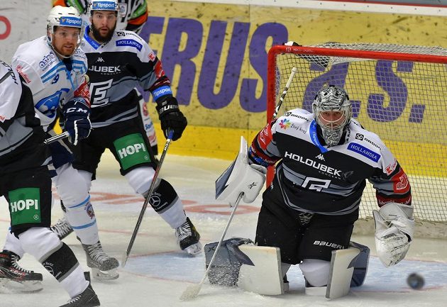 Extraligové derby. Pavel Musil z Plzně, Libor Zábranský mladší z Karlových Varů, brankář Karlových Varů Filip Novotný.