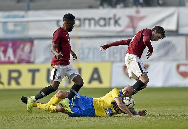 Guélor Kanga ze Sparty, Tomáš Kučera z Teplic a Michal Sáček ze Sparty během čtvrtfinále fotbalového poháru.