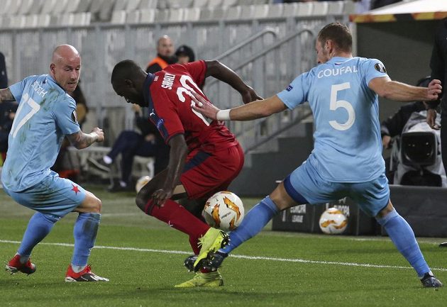 Fotbalista Bordeaux Youssouf Sabaly se zkouší prosadit mezi slávisty Vladimírem Coufalem a Miroslavem Stochem během utkání Evropské ligy.