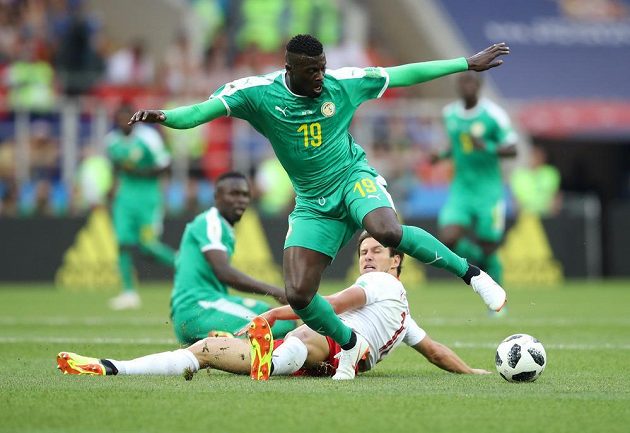 Senegalský reprezentant M'Baye Niang obchází v utkání MS polského soupeře Grzegorze Krychowiaka.