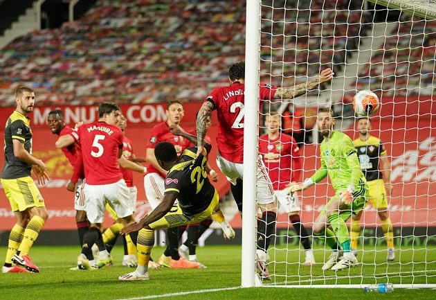 Fotbalisté Manchesteru United doma proti Southamptonu neudrželi vedení a po gólu inkasovaném v šesté minutě nastavení jen remizovali 2:2. Komplikují si tak sen o postupu do Ligy mistrů.