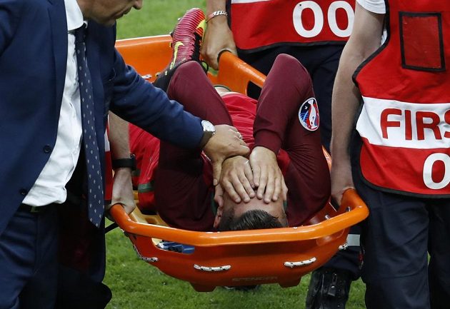 Portugalec Cristiano Ronadlo dohrál finále mistrovství Evropy, ze hřiště ho museli odnést. Koleno nevydrželo.