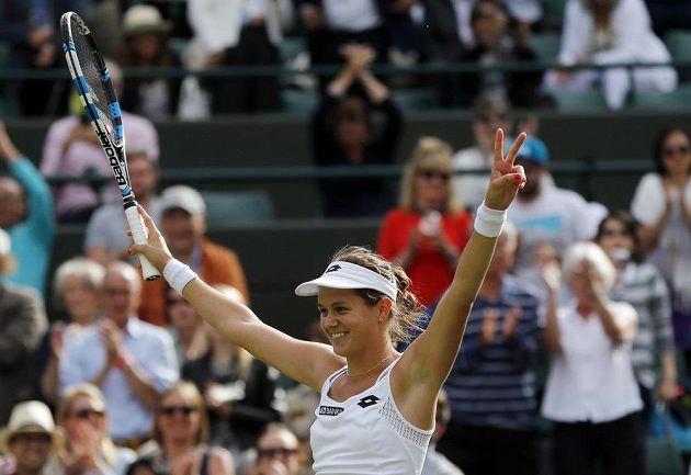 Slovenka Jana Čepelová se ve Wimbledonu raduje ze senzačního skalpu světové dvojky.