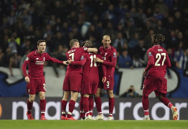Fotbalisté Liverpoolu slaví gól v odvetě čtvrtfinále Ligy mistrů na hřišti Porta.