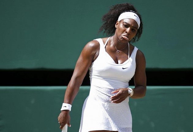 Americká tenistka Serena Williamsová během letošního Wimbledonu proti Španělce Garbiňe Muguruzaové.