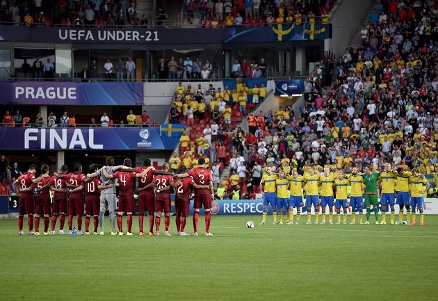 Týmy Portugalska (vlevo) a Švédska během minuty ticha za zesnulého legendárního fotbalistu Josefa Masopusta před začátkem finále ME hráčů do 21 let.