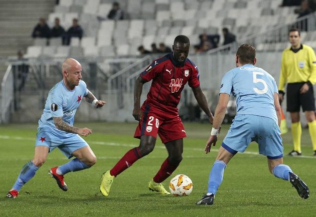 Fotbalista Bordeaux Youssouf Sabaly (uprostřed) se snaží prosadit mezi slávisty Miroslavem Stochem (vlevo) a Vladimírem Coufalem během utkání Evropské ligy.