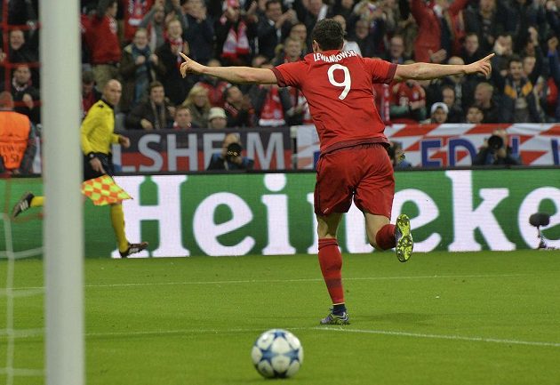 Kanonýr Bayernu Robert Lewandowski slaví gól proti Arsenalu v utkání Ligy mistrů.