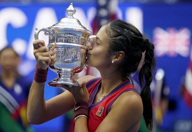 Emma Raducanu kisses the US Open trophy.