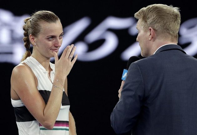 Česká tenistka Petra Kvitová se po čtvrtfinálovém utkání Australian Open na kurtu rozplakala.