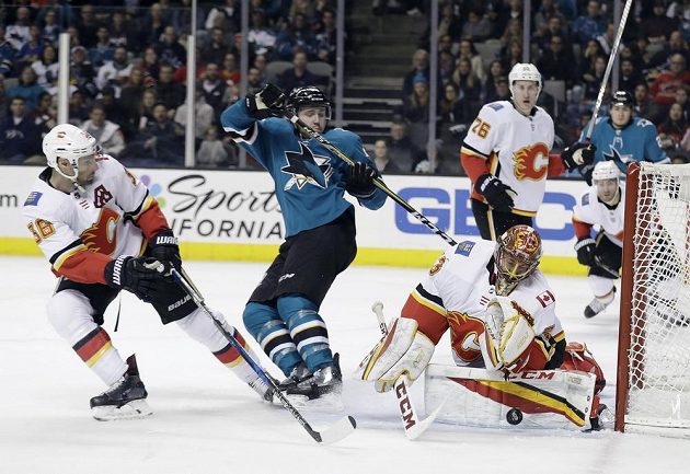 Gólman Calgary Flames David Rittich předvedl proti Žralokům ze San Jose skvělý výkon, ale nakonec porážce na nájezdy nezabránil.