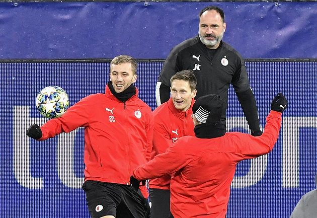 Fotbalisté Slavie byli na tréninku před úterním zápasem Ligy mistrů v Dortmundu v dobré náladě.