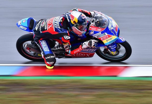 Český motocyklista ve třídě Moto3 Filip Salač při sobotním tréninku na VC České republiky.