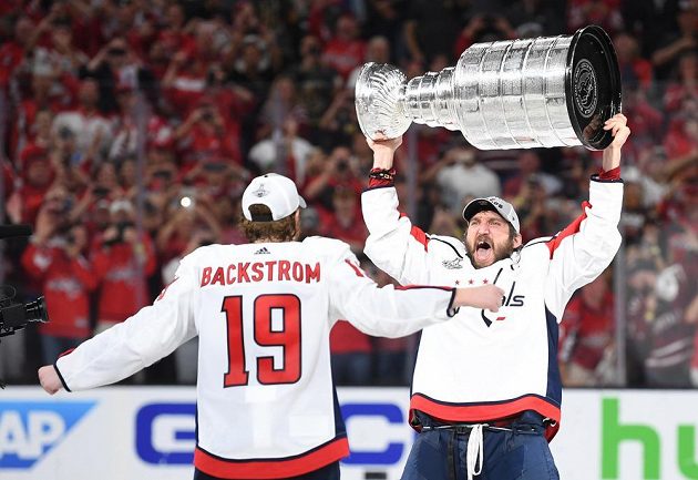 Washingtonský lídr Alexandr Ovečkin a Nicklas Bäckström se Stanley Cupem.