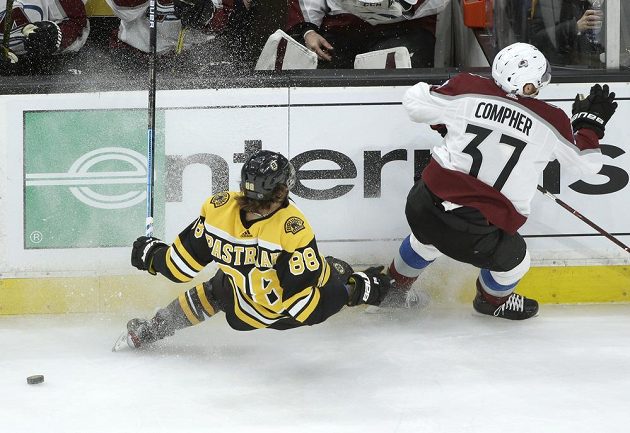Útočník Bostonu Bruins David Pastrňák (88) padá k zemi v utkání s Coloradem Avalanche v NHL.