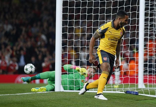 Záložník Arsenalu Theo Walcott slaví gól proti Basileji v zápase Ligy mistrů. Vzadu je brankář švýcarského týmu Tomáš Vaclík.