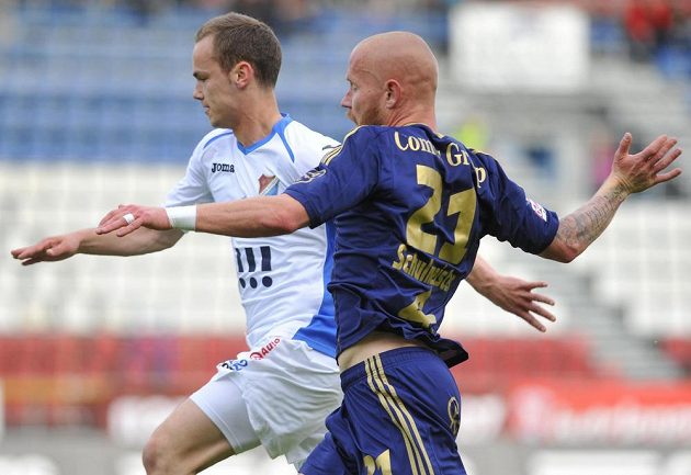 Ostravský obránce Tomáš Vengřinek (vlevo) a Jan Schulmeister z Olomouce v utkání 27. kola Gambrinus ligy.