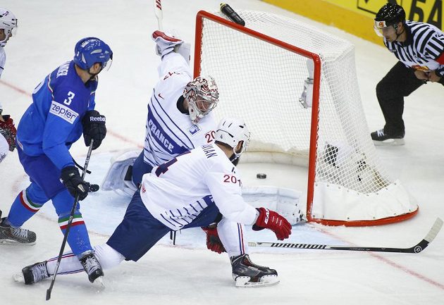 Ital Markus Gander (vlevo) střílí francouzskému brankáři Cristobalu Huetovi vítězný gól.