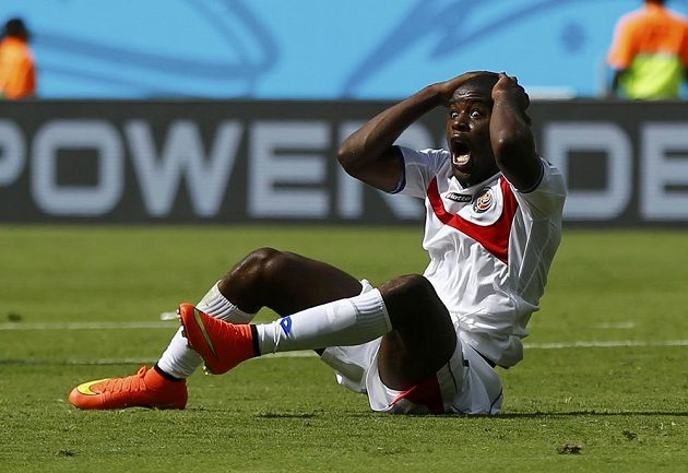 Kostaričan Joel Campbell nemůže uvěřit, že rozhodčí Enrique Osses z Chile neodpískal po zákroku na něj v utkání proti Itálii penaltu.