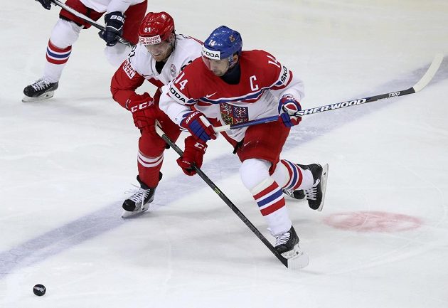Kapitán české reprezentace Tomáš Plekanec (vpravo) v souboji s Larsem Ellerem z Dánska.