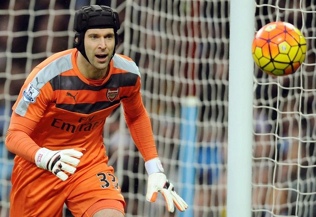 Brankář Arsenalu Petr Čech během utkání ve Villa Parku v Birminghamu proti Aston Ville, v němž vyrovanl Jamesův rekord.