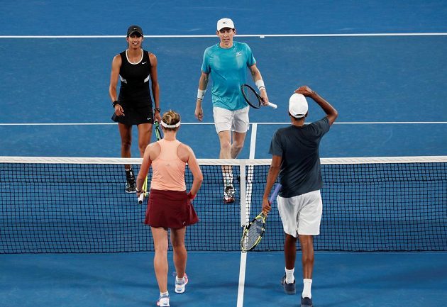 Česká tenistka Krejčíková získala na Australian Open titul ve smíšené čtyřhře. S Američanem Ramem ve finále porazili domácí Sharmaovou a Smithe 7:6, 6:1.