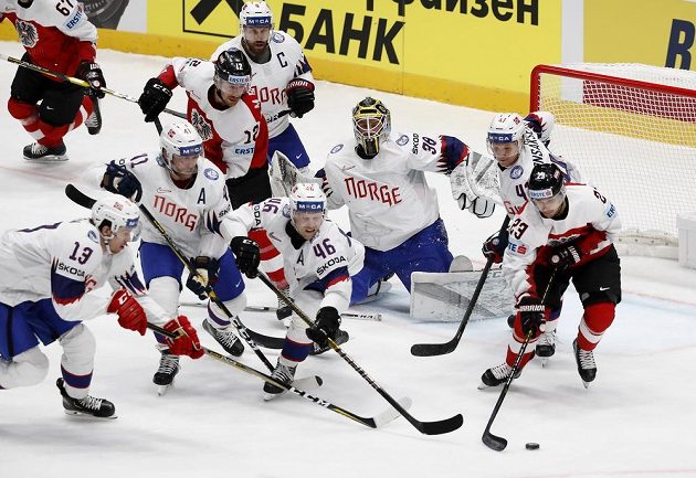 Rakouský hokejista Fabio Hofer se snaží prosadit proti norské přesile ve složení Mathis Olimb, Patrick Thoresen a Henrik Holm během utkání mistrovství světa.