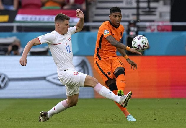 Nizozemský fotbalista Patrick Van Aanholt v akci během osmifinále EURO s Českem. Zabránit v rozehrávce se mu snaží Lukáš Masopust.