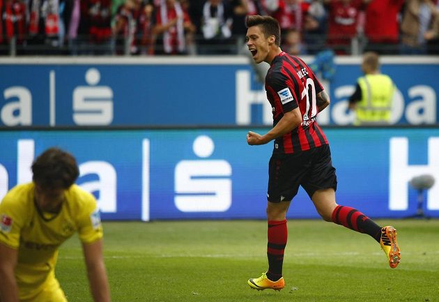 Václav Kadlec slaví svůj první gól v dresu Frankfurtu, když se trefil do sítě Borussie Dortmund.
