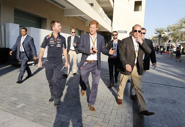 Princ Harry v dějišti závěrečné GP v Abú Zabí. Hned po dojezdu blahopřál čerstvému mistru světa Lewisi Hamiltonovi přes týmové rádio.