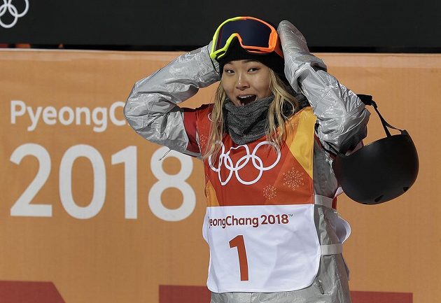 Vážně mám zlato? Olympijskou vítězkou v U-rampě je sedmnáctiletá americká snowboardistka Chloe Kimová. Zdá se, že tomu nemohla uvěřit.