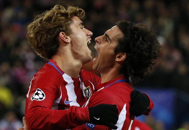 Antoine Griezmann (vlevo) oslavuje se spoluhráčem z Atlétika Madrid Tiagem svoji trefu do sítě Eindhovenu.