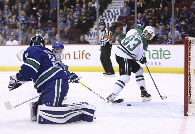 Útočník týmu Dallas Stars Aleš Hemský dává gól v utkání NHL proti Vancouveru Canucks. Gólman Ryan Miller neměl šanci.