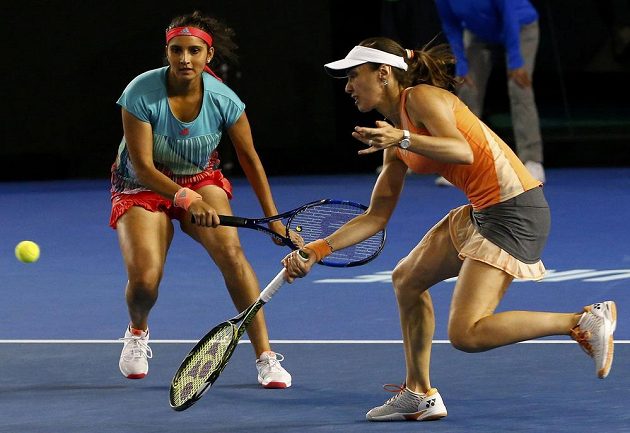Vítězky deblu na Australian Open v akci - vpravo Martina Hingisová, vlevo její parťačka Sania Mirzaová.