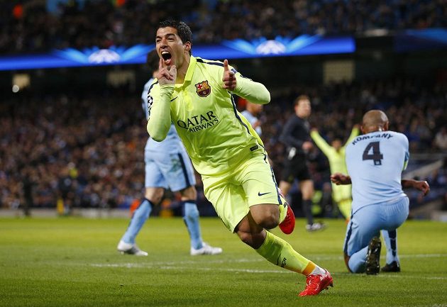 Luis Suárez z Barcelony slaví gól proti Manchesteru City v úvodním osmifinálovém zápase Ligy mistrů. Vpravo je smutný obránce anglického týmu Vincent Kompany.