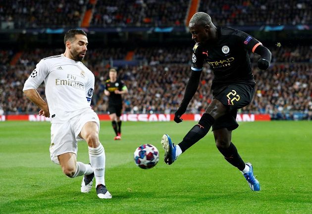 Dani Carvajal (vlevo) z Realu Madrid se snaží zastavit Benjamina Mendyho z Manchesteru City.