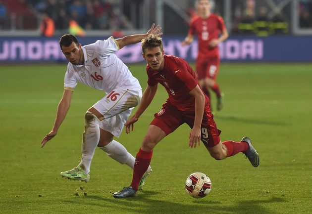 Luka Milivojevič ze Srbska (vlevo) a český záložník Bořek Dočkal během přátelského utkání ve Vítkovicích..