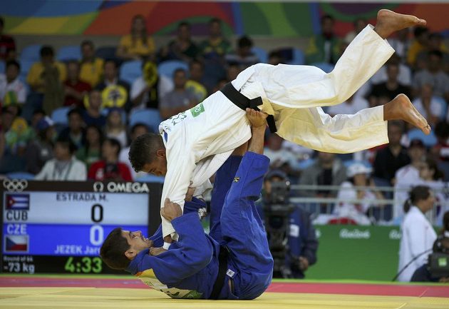 Český judista Jaromír Ježek (v modrém) bojuje na olympiádě v Riu s Kubáncem Magdielem Estradou.