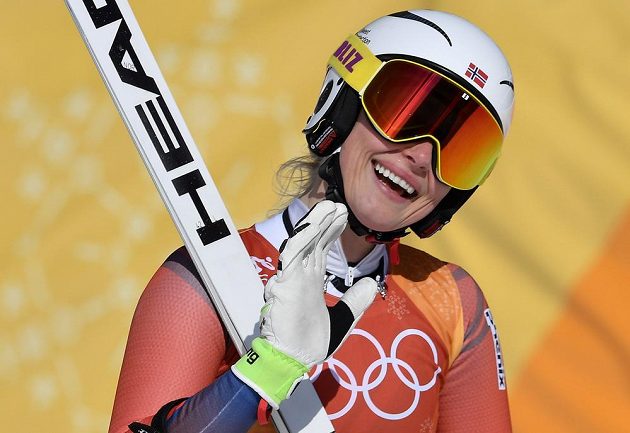 Norka Ragnhild Mowinckelová a její reakce během kombinačního sjezdu na olympiádě v Pchjongčchangu.