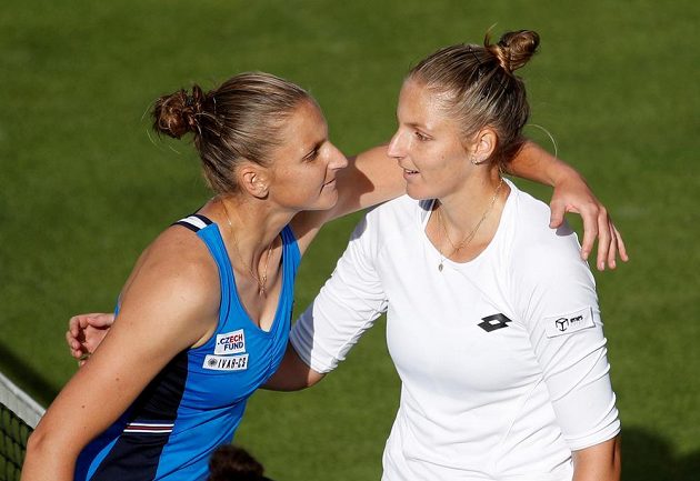 Souboj sester Plíškových vyhrála v Birminghamu Kristýna (v bílém), světovou trojku Karolínu zdolala 6:2, 3:6, 7:6 a ve čtvrtfinále ji čeká Barbora Strýcová.
