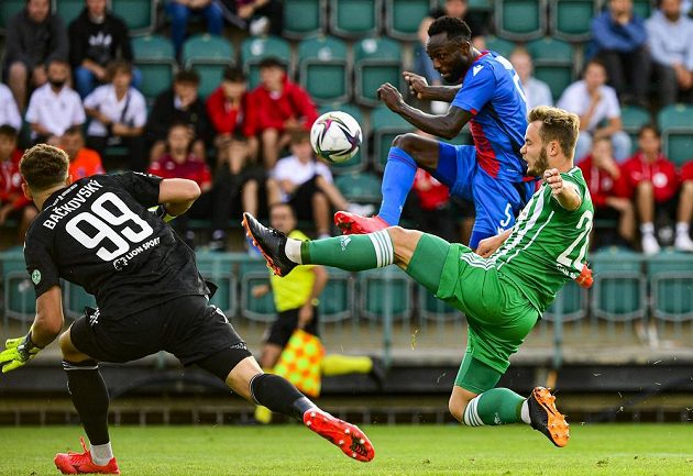 Joel Kayamba z Plzně (uprostřed) zakončuje před brankářem Bohemians Hugem Janem Bačkovským. Vpravo je Jiří Bederka z Bohemians.