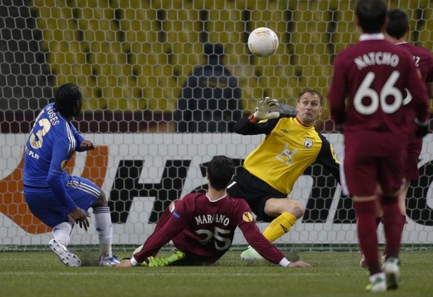 Fotbalista Chelsea Victor Moses dává gól brankáři Kazaně Sergeji Ryžikovovi v odvetě čtvrtfinále EL.