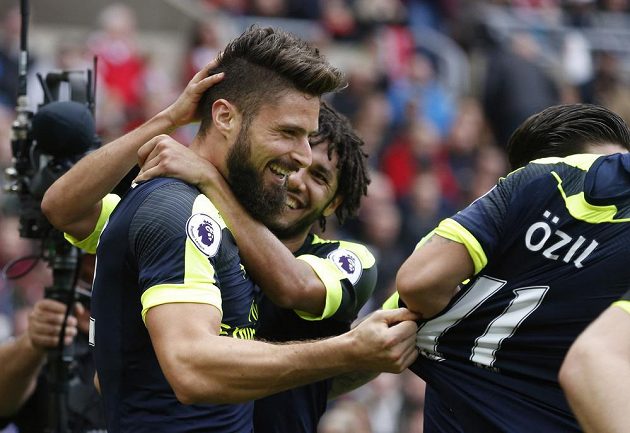 Útočník Arsenalu Olivier Giroud přijímá od spoluhráčů gratulace k jednomu ze svých gólů proti Sunderlandu.