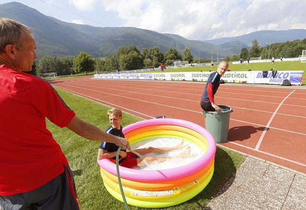Fotbalisté Sparty se ochlazují během tréninku v italském Brunecku. V bazénku stoper Radoslav Koiváč, v kádi útočník Martin Nešpor