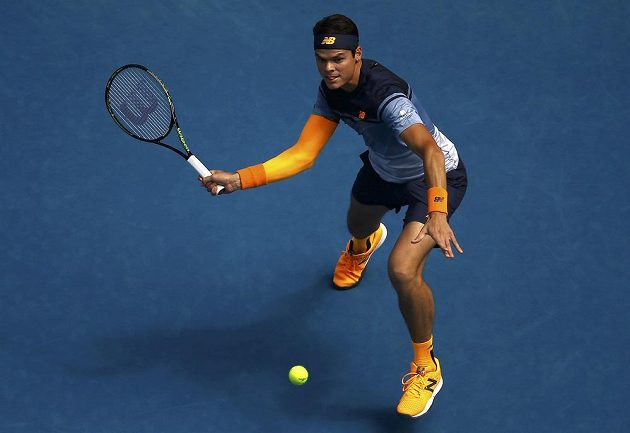 Kanaďan Milos Raonic v utkání proti Stanu Wawrinkovi v osmifinále Australian Open.