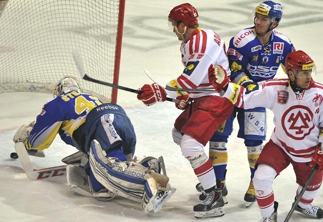 V úvodním utkání semifinále play off hokejové extraligy (zleva) brankář Zlína Tomáš Štůrala, Martin Adamský z Třince, Petr Zámorský ze Zlína a Jiří Polanský z Třince.